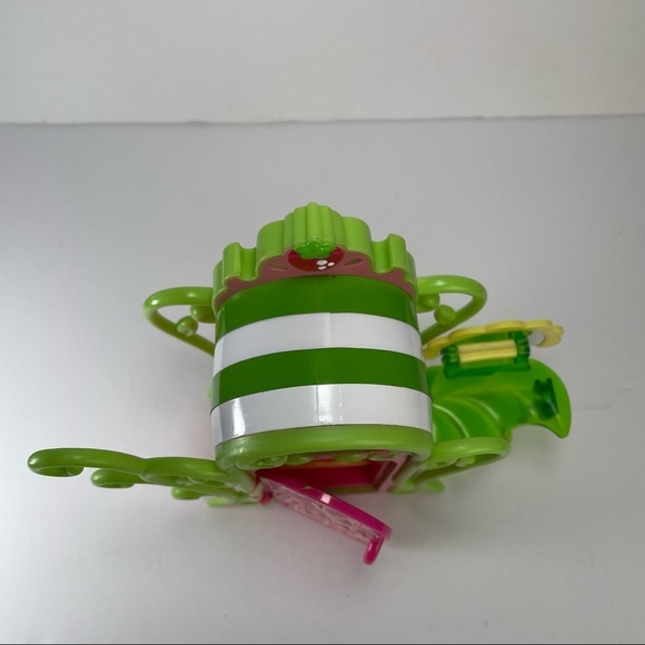 Strawberry Shortcake Wardrobe & 3 Dolls - Picture 8 of 16